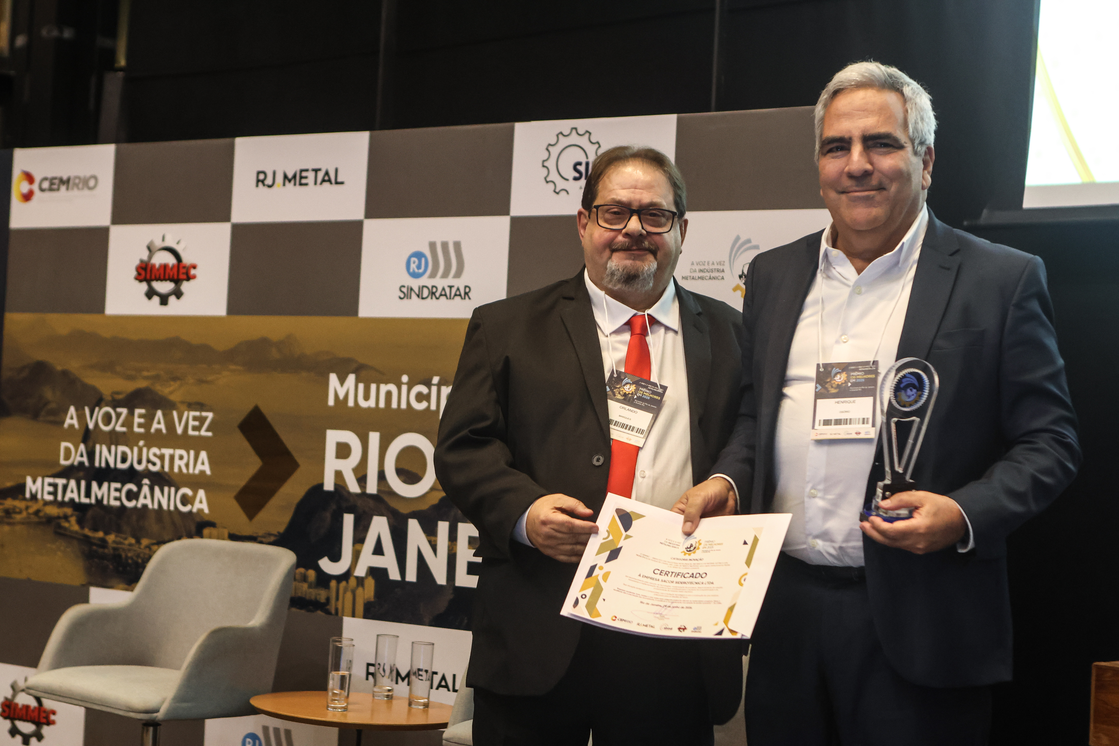 Henrique Osório da empresa SACOR recebendo o prêmio das mãos do Presidente do SIMMEC