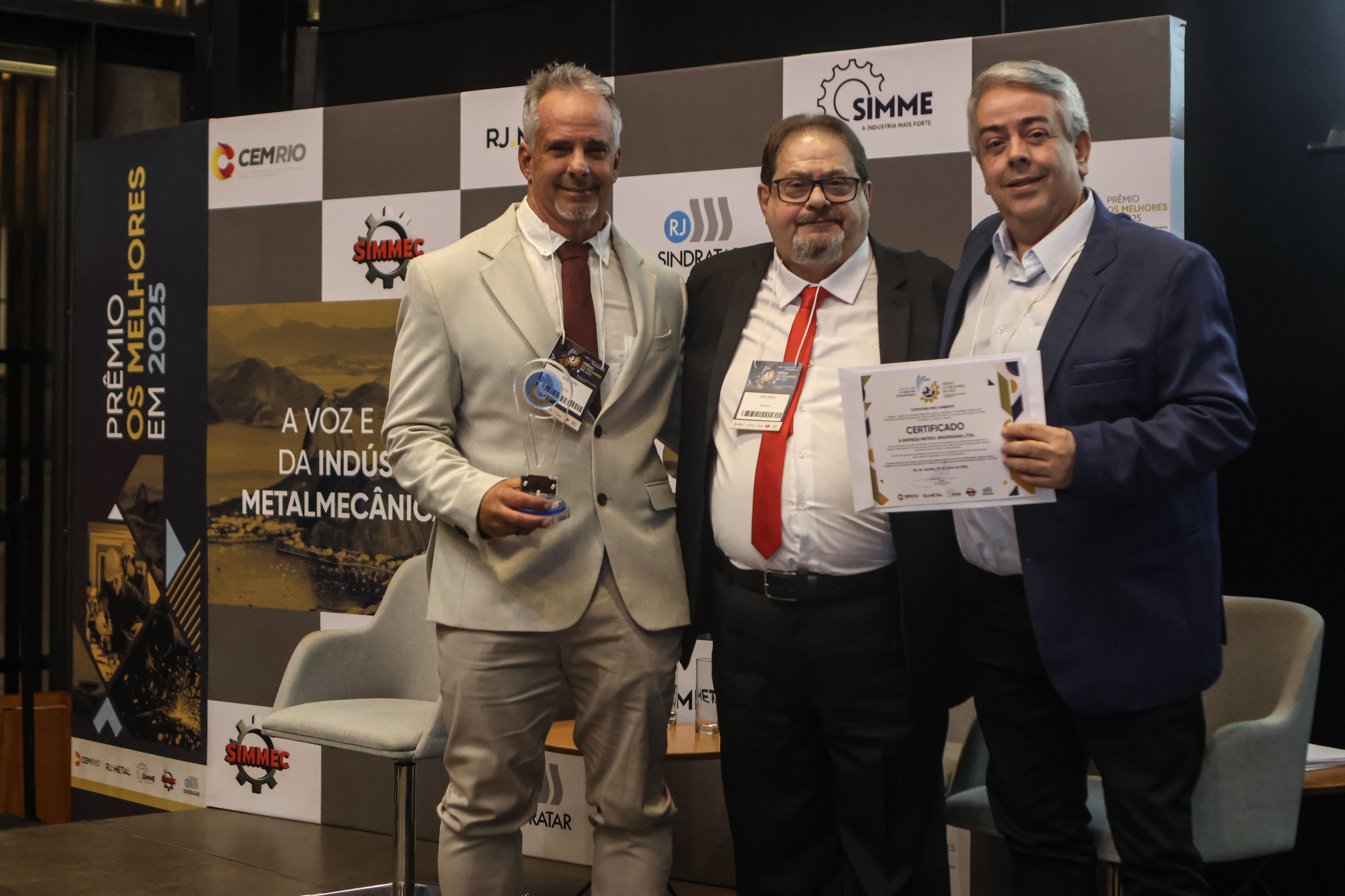 Roberto Rios e Rinaldo Rios da empresa METROL recebendo o prêmio das mãos do Presidente do SIMMEC