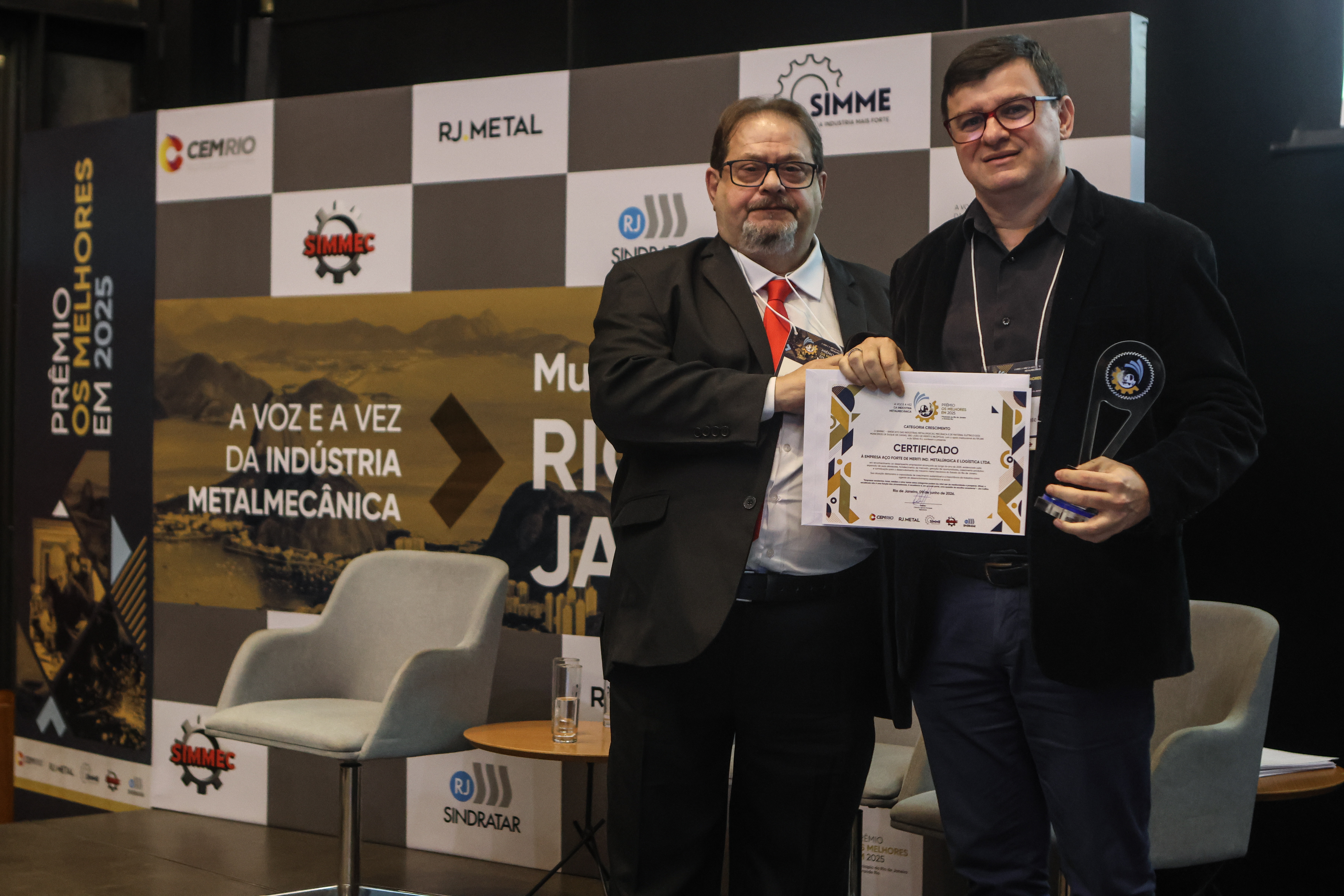 André Cavalcante da empresa AÇO FORTE recebendo o prêmio das mãos do Presidente do SIMMEC