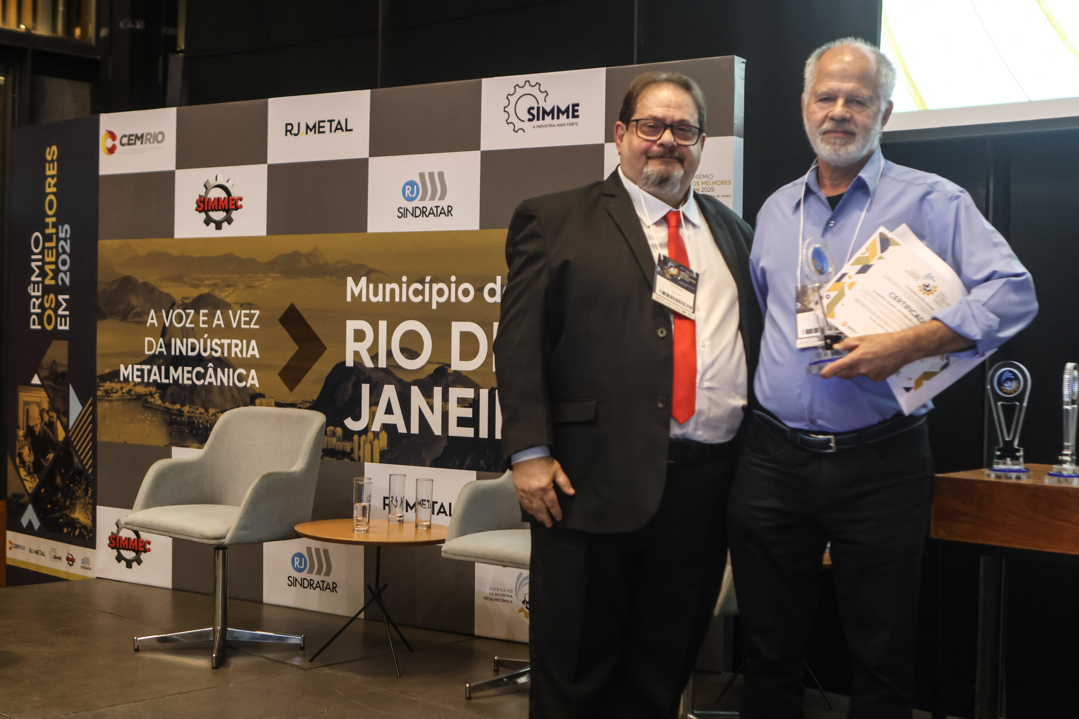 Henrique da Costa da empresa SIGERAL recebendo o prêmio das mãos do Presidente do SIMMEC