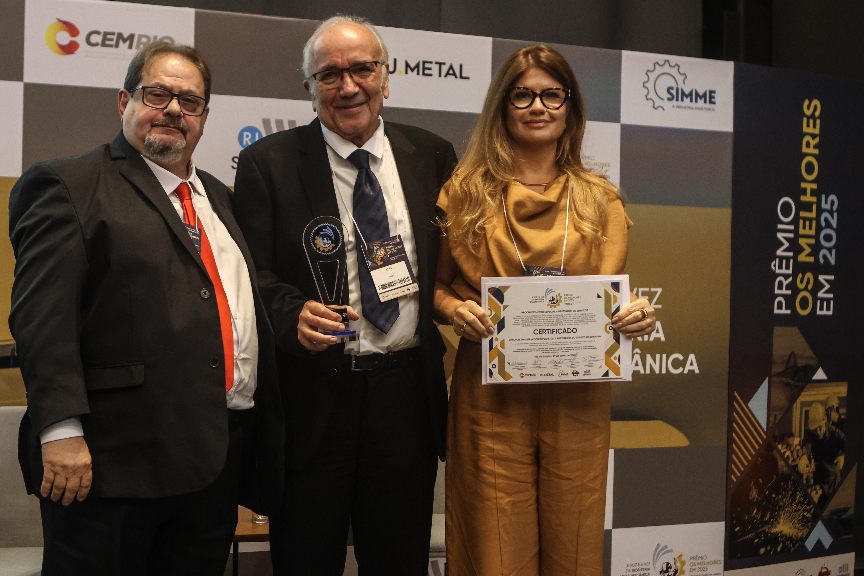 Paula Ribe e Armando Ribe da empresa CHROMAX recebendo o prêmio das mãos do Presidente do SIMMEC