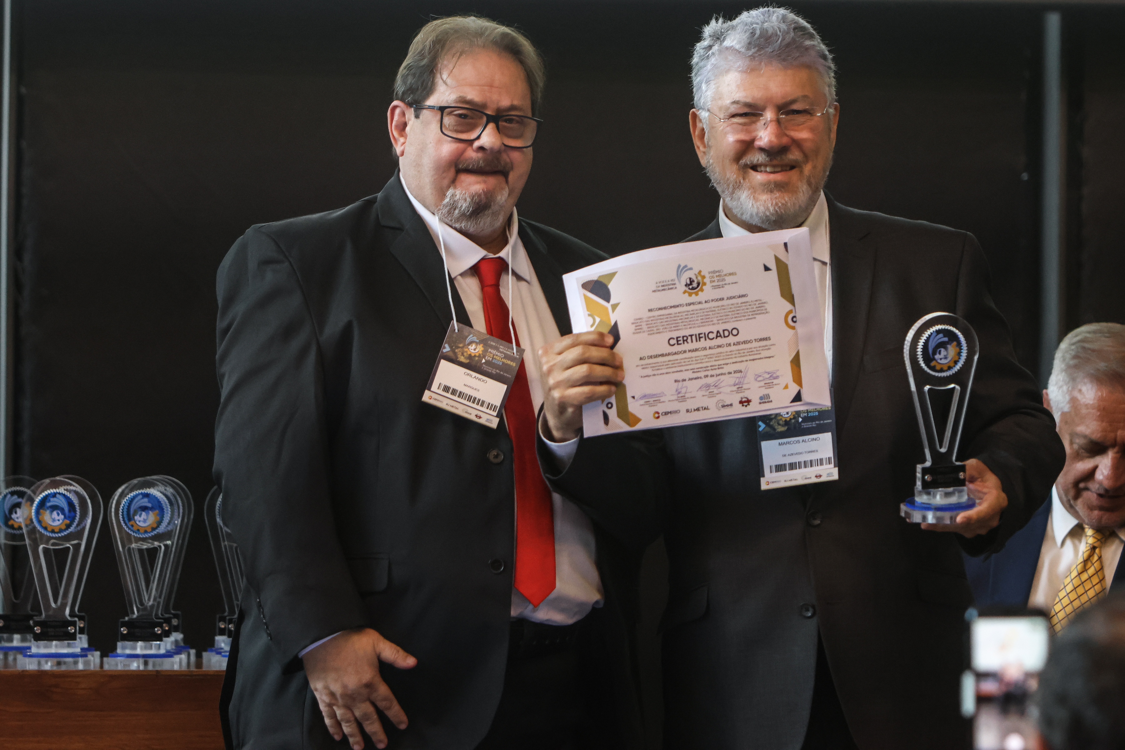 Desembargador do TJ-RJ Dr. Marcos Alcino de Azevedo Torres recebendo seu premio das mãos do Presidente do SIMMEC, como Personalidade Pública em reconhecimento por sua atuação como Relator da lei 8960/2020 conhecida Lei do Aço aplicando e regulamentando para a redução para 3% a alíquota do ICMS.